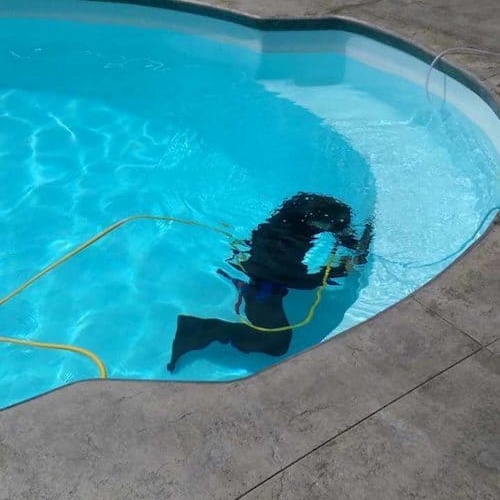 pool-leak-detection scuba diver looking for leak in full pool